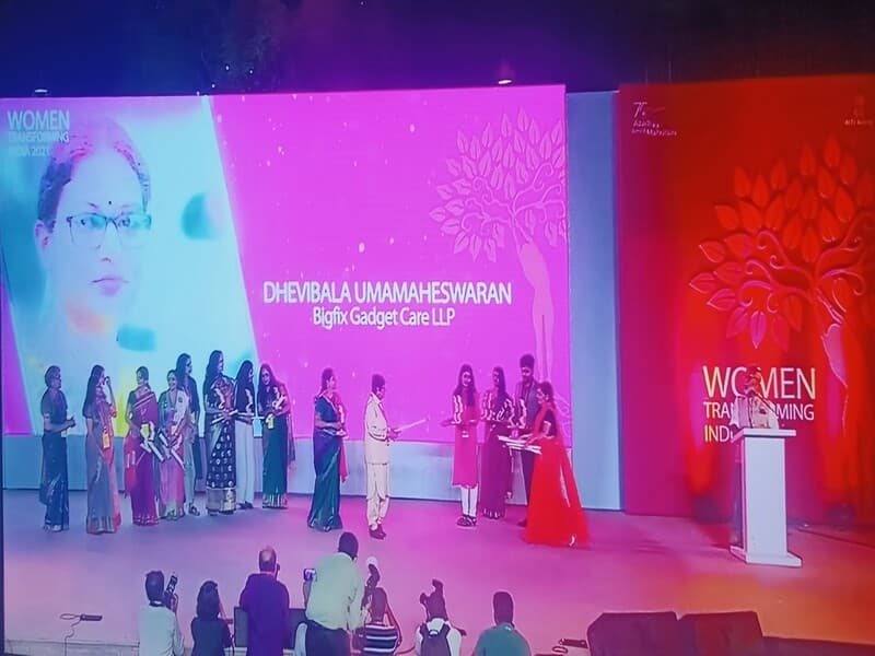 Warrantify COO Mrs. Dhevibala Umamaheswaran receiving the Women Transforming India 2021 award, Niti Aayog